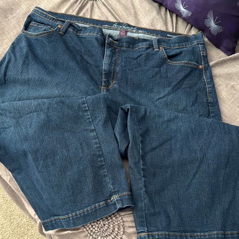 Gloria Vanderbilt Women's cropped Blue Jeans